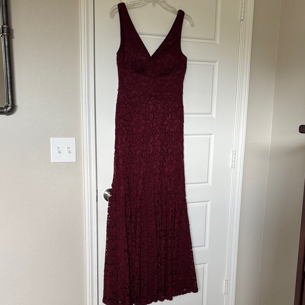 Vera Wang Elegant Burgundy Lace Evening Gown